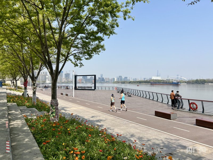 徐汇滨江成为市民休闲运动好去处（央广网记者  郭振丹  摄）
