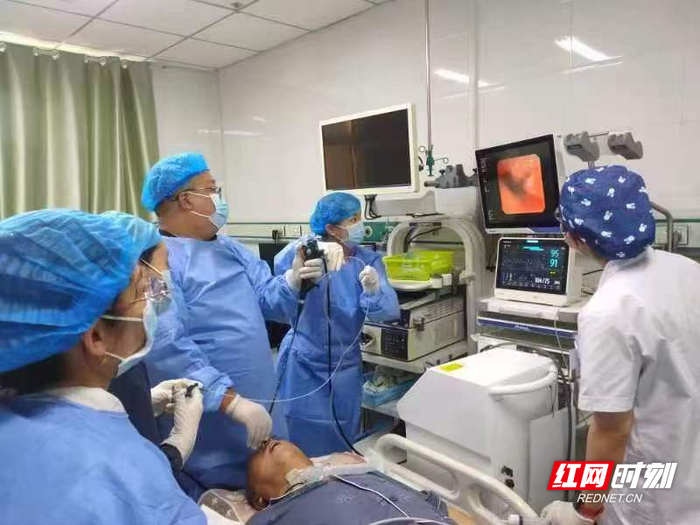 曾仁凤在鄯善县人民医院开展支气管镜诊疗操作。