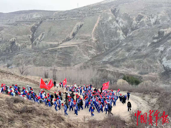4月3日，宁夏回族自治区固原市，参加“徒步百里祭英烈”活动的学生在路上。中青报·中青网记者  焦敏龙/摄
