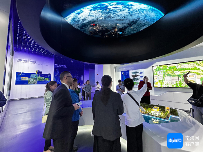 中国国际新闻交流中心外媒记者采访团成员抵达文昌航天超算中心参访。记者 袁玉龙 摄