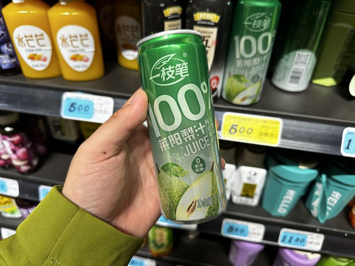 4月2日，记者在北京某商超内看到，“一枝笔”牌莱阳梨汁瓶身标有“0添加”“0蔗糖”字样。新京报记者 王子扬 摄