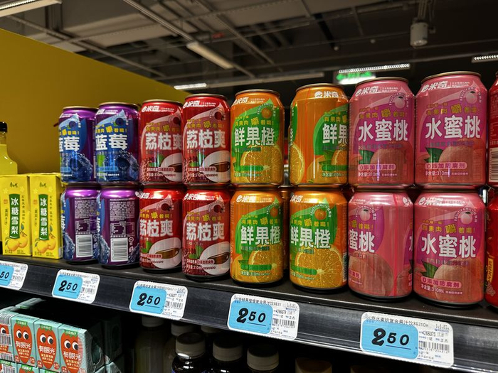 北京一商超内，米奇牌水蜜桃、橙、蓝莓等复合果汁饮料瓶身均标有“0添加防腐剂”字样。新京报记者 王子扬 摄