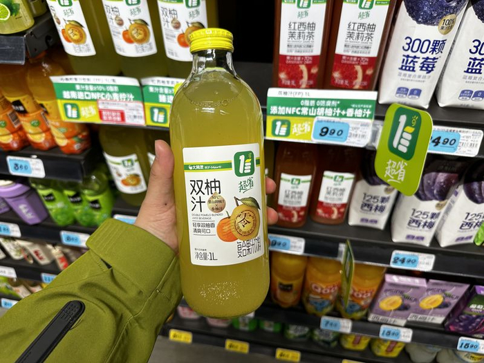 北京某商超内，大润发自营的双柚汁瓶身标有“0脂肪”“0防腐剂”“0甜味剂”字样。新京报记者 王子扬 摄