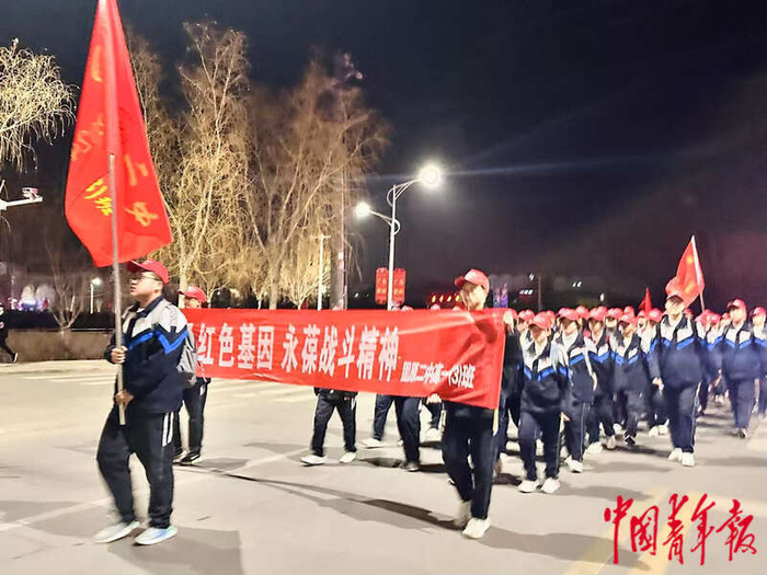 4月3日，宁夏回族自治区固原市原州区，参加“徒步百里祭英烈”活动的学生出发。中青报·中青网记者  焦敏龙/摄