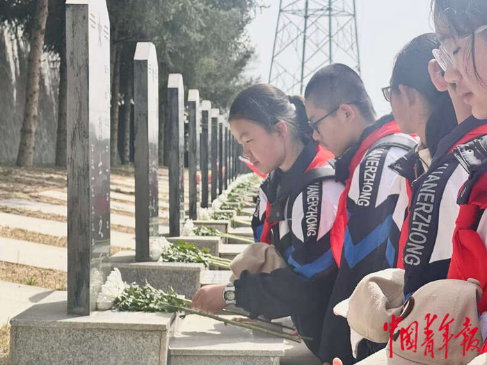 4月3日，宁夏回族自治区固原市任山河烈士陵园，参加“徒步百里祭英烈”活动的学生献花。中青报·中青网记者  焦敏龙/摄