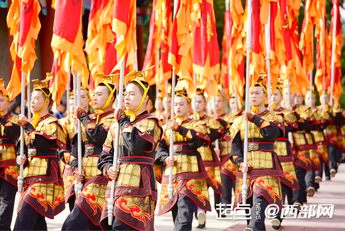 典礼现场，庄严肃穆。