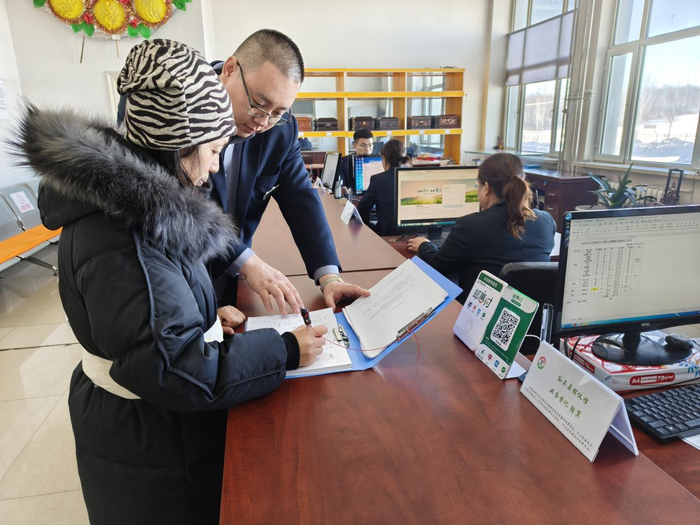 工作人员为丧属办理业务（央广网发  受访者供图）