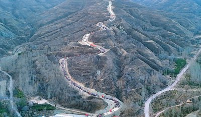 固原二中、弘文中学学生翻越黄峁山。人民网记者 梁宏鑫摄