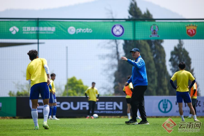 赛前训练图 周罗希 摄