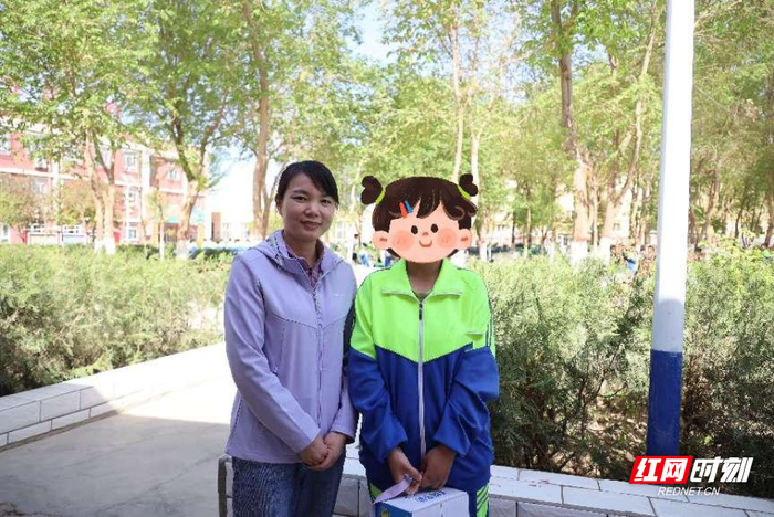 曾仁凤与其资助的14岁维吾尔族女孩。