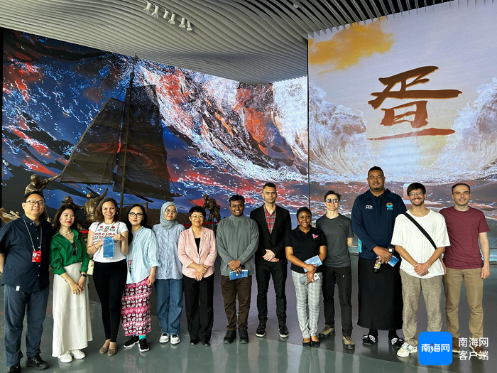 中国国际新闻交流中心外媒采访团走进海南疍家博物馆。记者 袁玉龙 摄