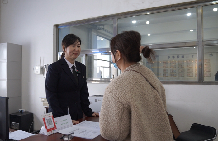 徐微正在为群众办理相关手续（央广网记者李雪  摄）