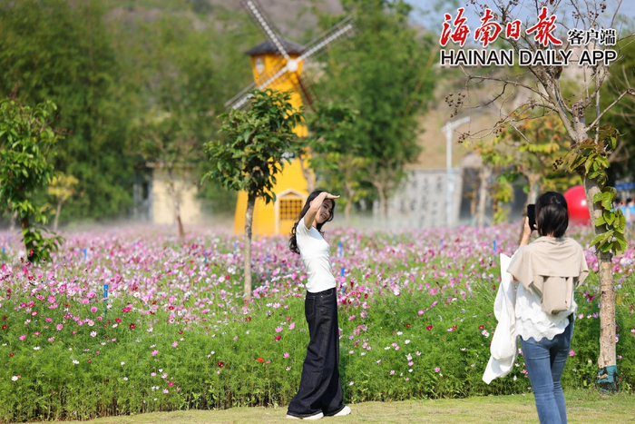 4月4日，游客在三亚南山文化旅游区游玩。