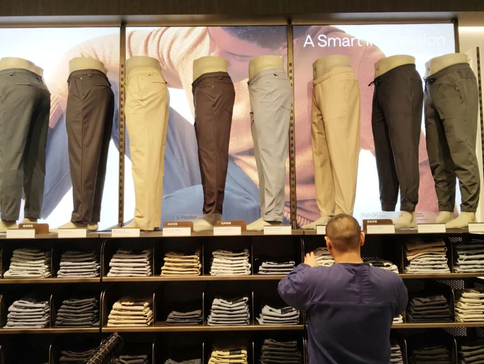 男装店一进门正对的就是ABC男裤 屈博洋摄