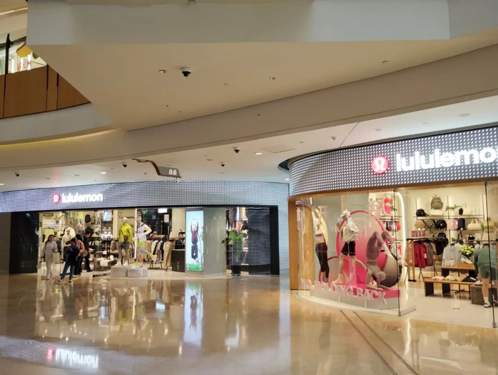 左侧是位于北京颐堤港的lululemon亚太首家男装独立店 屈博洋摄