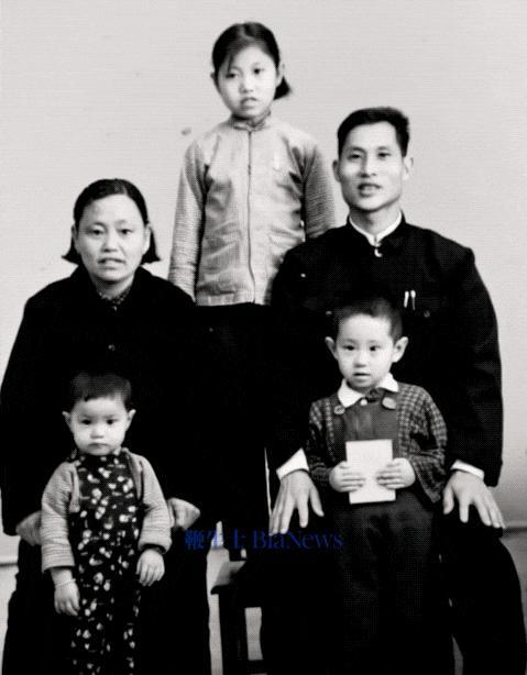 照片摄于 1968 年，AI 让我第一次「见」到已故的姥爷笑｜图源：作者供图