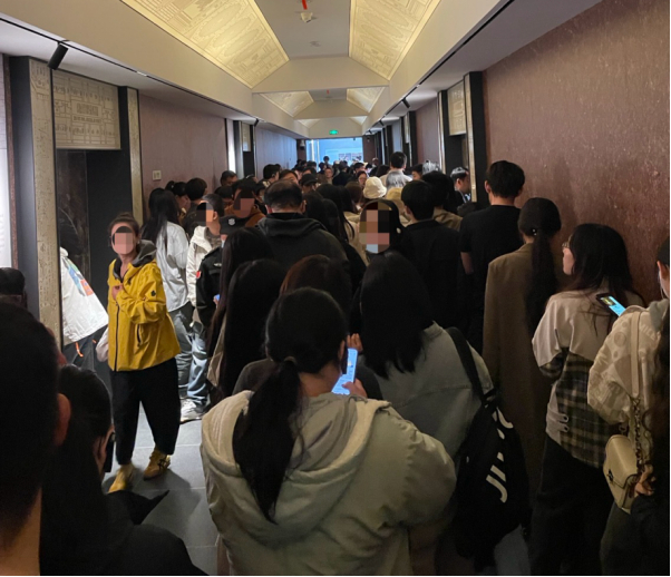 4月5日，洛阳古墓博物馆参观人群（黄钰霖/摄）