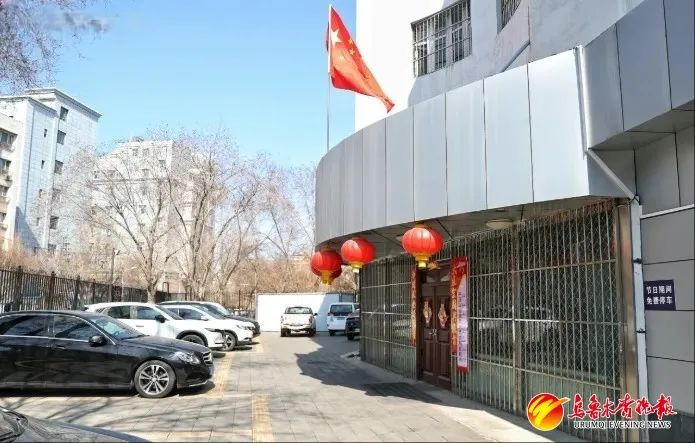 乌鲁木齐市沙依巴克区平顶山街道停车场节假日期间免费对外开放10余个停车泊位（4月3日摄）。