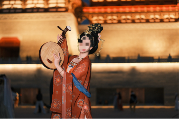 洛阳应天门景区前，有游客在拍摄汉服造型（黄钰霖/摄）