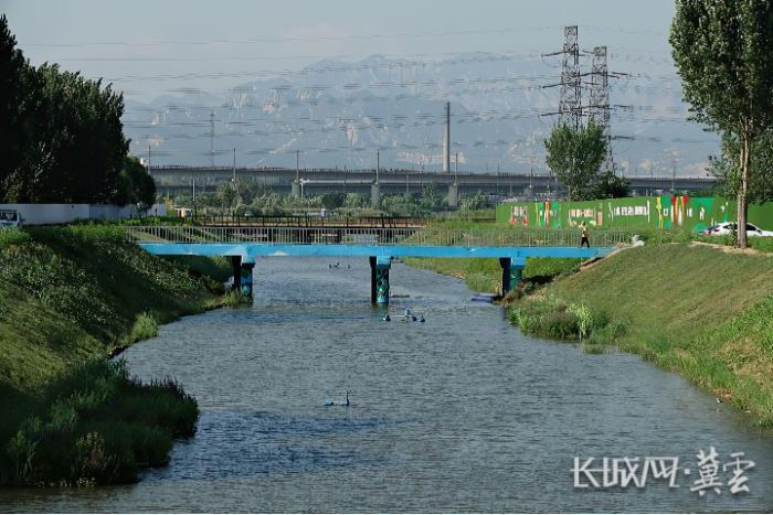 汇入秦皇岛港湾区的排洪河，治理后河水清澈。长城网·冀云客户端记者 武佩剑 摄