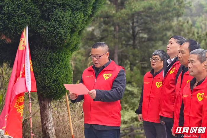 如今，越来越多人加入为烈士祭扫，陈武卫也从一个人变成了带领一支志愿者队伍。