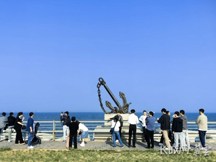 位于湾区内的秦皇岛港口工业旅游区已成为网红打卡地。长城网·冀云客户端记者 郭政 摄