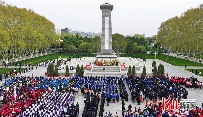 4月4日，华北军区烈士陵园举办省会各界公祭革命烈士大会。河北日报记者 赵永辉摄