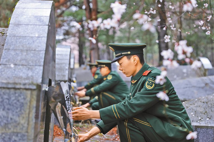 4月4日，武警第二机动总队某支队官兵在波密烈士陵园向解放西藏和修筑川藏公路牺牲的英烈们敬献鲜花。新华社发（陆文凯 摄）