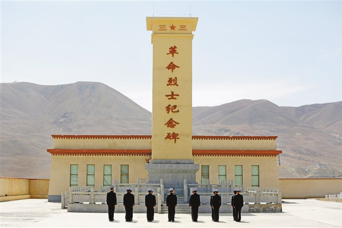 吉隆出入境边防检查站民警在吉隆县烈士陵园瞻仰革命烈士纪念碑。本网记者 旦增兰泽 本网通讯员 肖富贵 摄