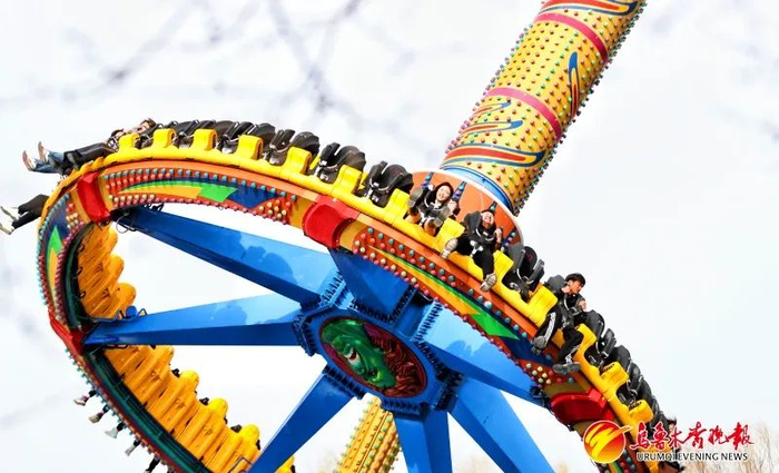 3月29日，水上乐园欢乐世界，游客在体验极限大摆锤。资料图片