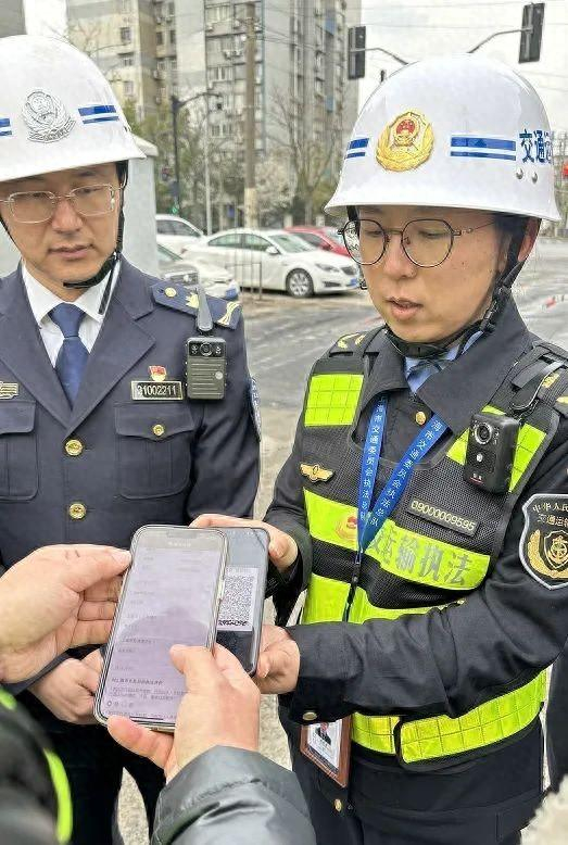执法人员出示检查码。王崟欣摄
