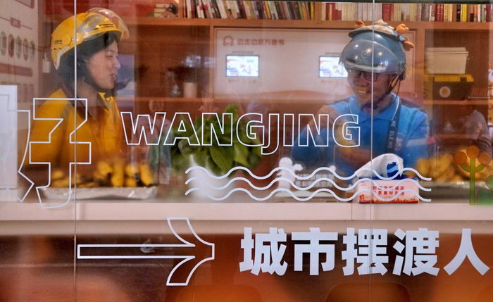两位骑手在北京市朝阳区望京街道的驿站里休息。新华社记者李欣 摄