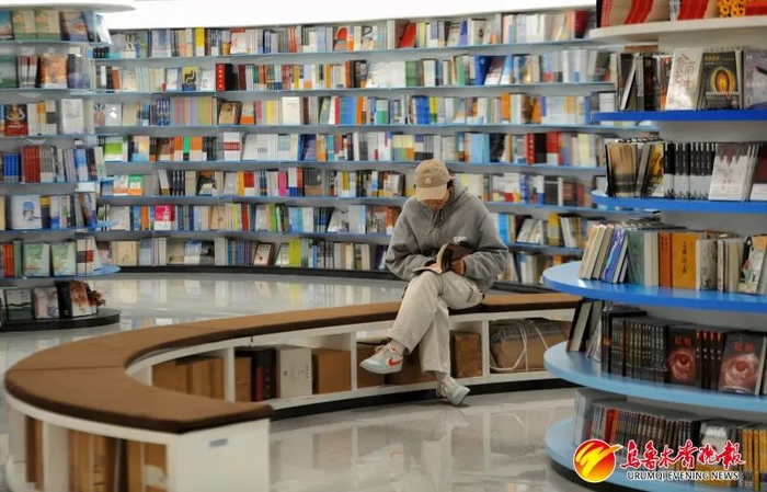 在经开区（头屯河区）新华书店知新书城，匠心独运的设计空间和琳琅满目的书籍，吸引读者驻足、沉浸于阅读的乐趣之中。资料图片