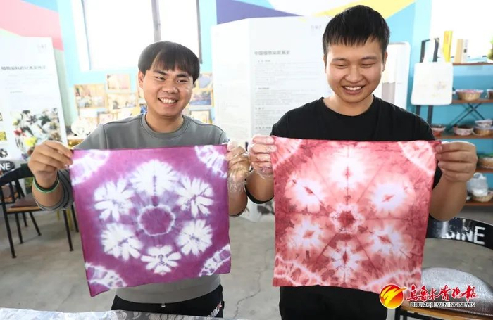 在六亩半手作文创园，游客展示自己的扎染创作。资料图片