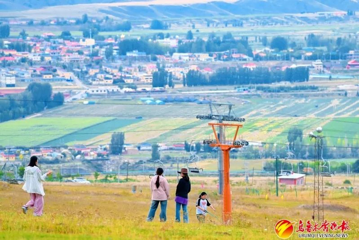 在乌鲁木齐县丝绸之路山地度假区，游客在山坡徒步观景。资料图片
