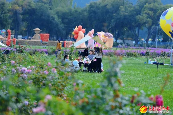 在水磨沟区石人农场景区，游客在露营区域休闲度假享受假期郊游生活。资料图片