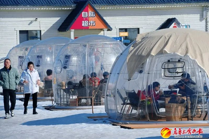 在乌鲁木齐县水西沟镇闸滩村趣野文创园野路子营地，游客在露营泡泡屋围炉煮茶自助烧烤。资料图片