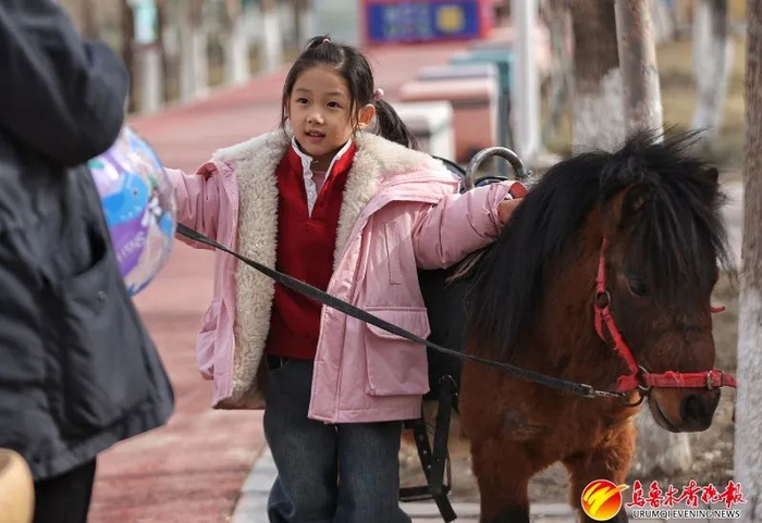3月29日，水上乐园欢乐世界，小朋友和小矮马拍照合影。资料图片