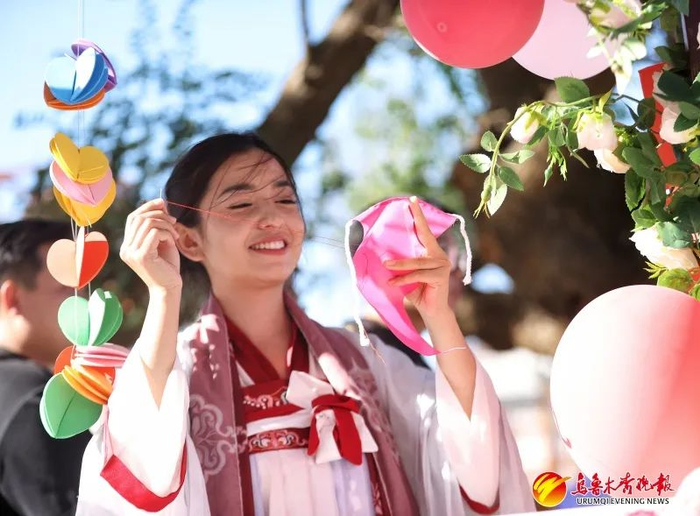 在达坂城文旅基地，游客身着传统服饰体验穿针引线活动。资料图片