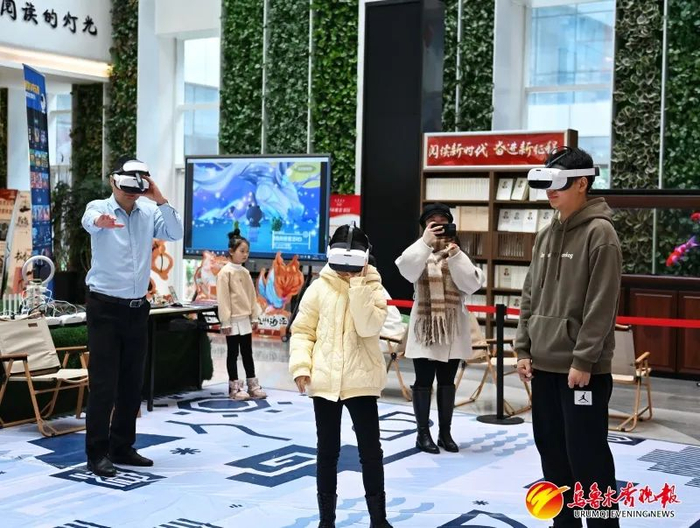 在经开区（头屯河区）新华书店知新书城迷你VR乐园，读者身临其境地观看《奇遇山海经》 。资料图片