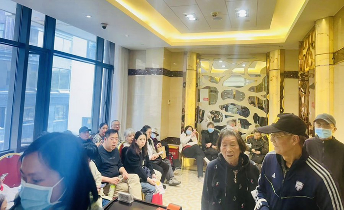 上午10点多就有顾客来等座