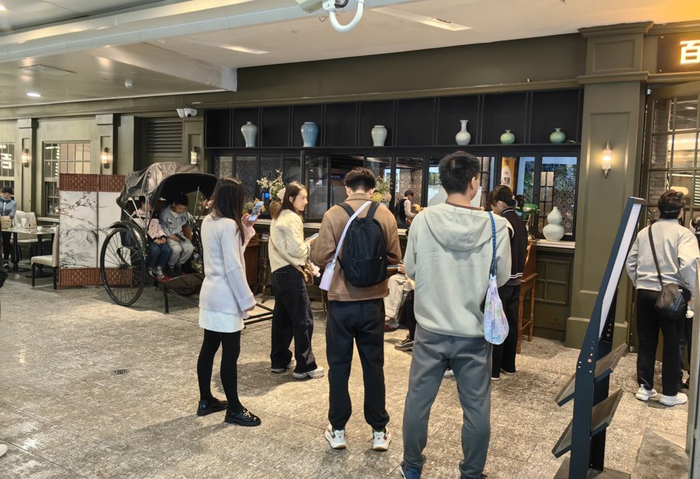 靠近徐汇滨江的百莲春保罗人气很旺