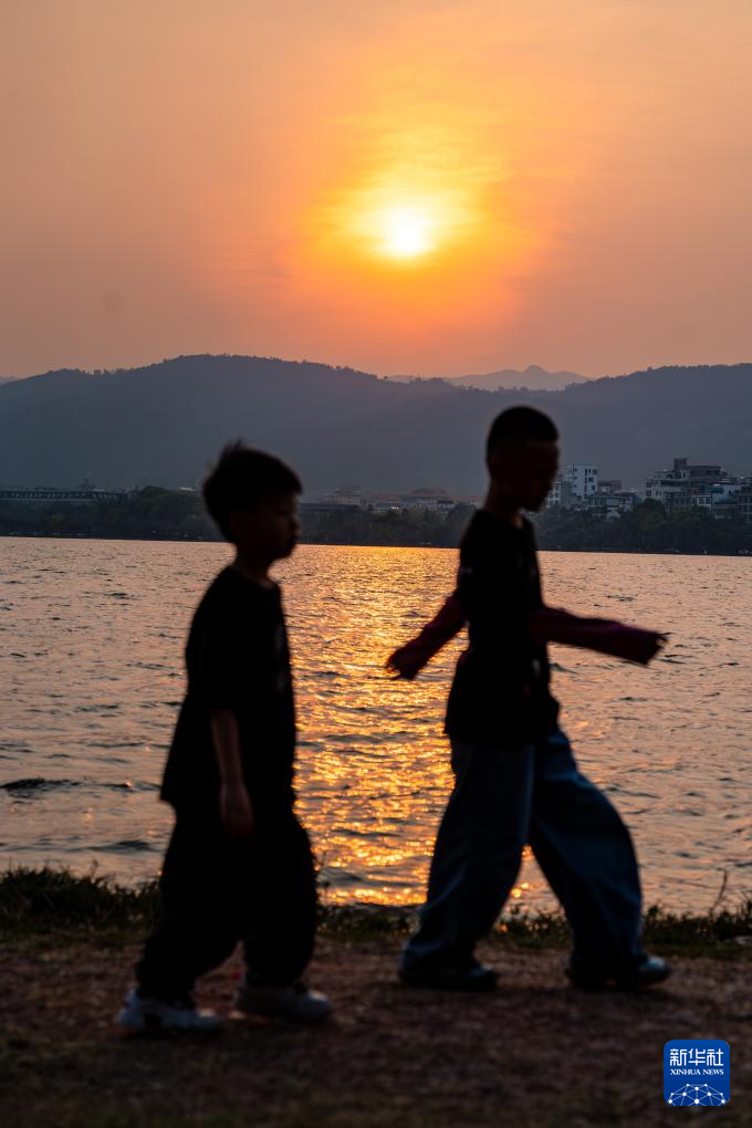 两个小朋友在云南省红河州弥勒市湖泉生态园游玩（4月4日摄）。新华社记者 胡超 摄