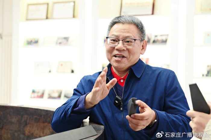 近日，王华明院士向记者展示团队成功研发生产出的激光增材制造钛合金构件，该构件已在飞机上实现装机应用。 赵荣昊摄