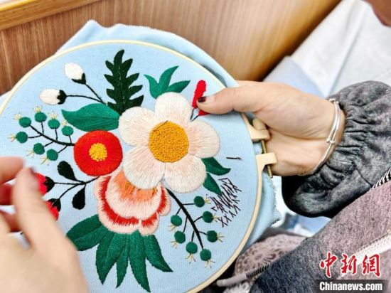 图为东乡族绣品。高展 摄