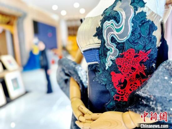 3月27日，甘肃临夏回族自治州东乡族自治县锁南镇城南社区刺绣枢纽内，东乡刺绣走秀服饰展示。高展 摄