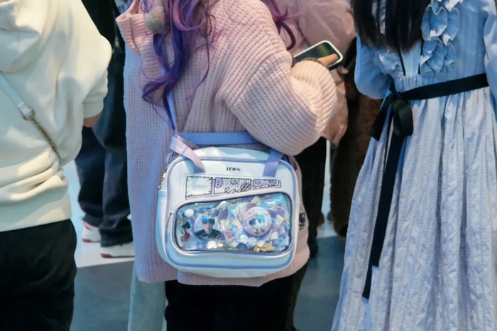 　　△背着“痛包”的年轻人