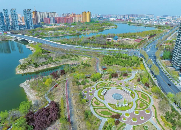 4月3日，运城市盐湖区禹都公园春景旖旎，吸引不少游客休闲游玩。常奇/摄