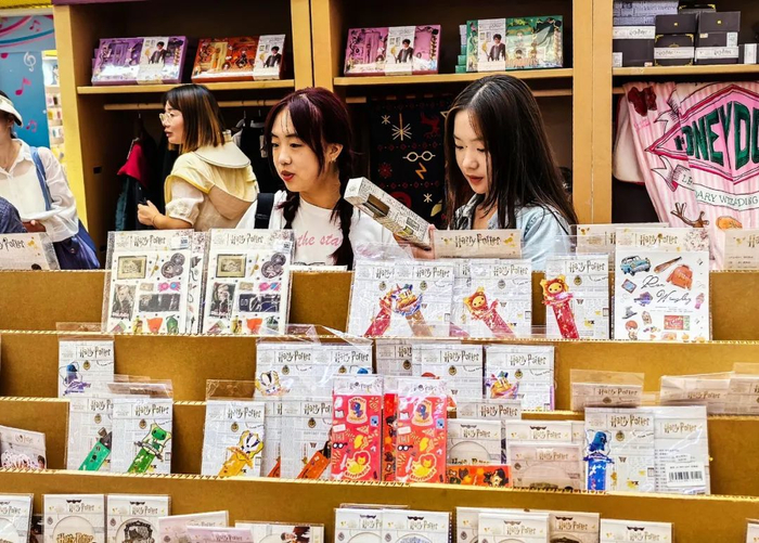 　　△王府井喜悦商场的《哈利·波特》周边商品限时店