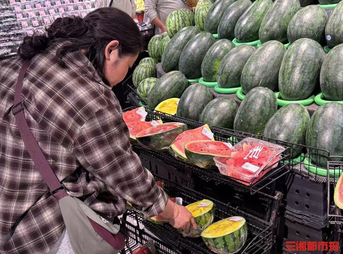 长沙一市民正在超市内选购西瓜。 仝若楠 摄